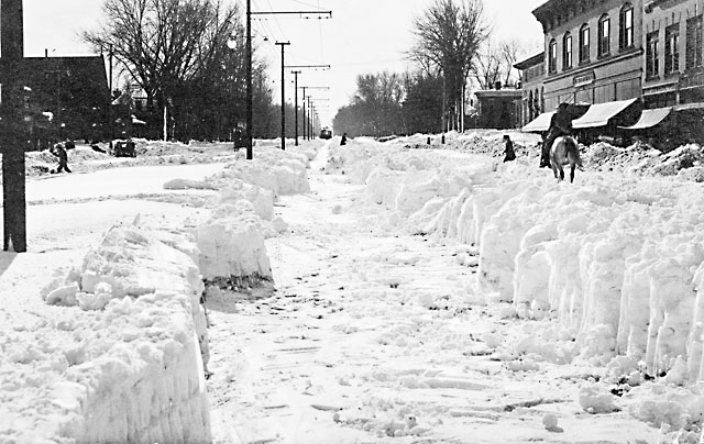 snow-scene-5-horse-in-street-blog-640